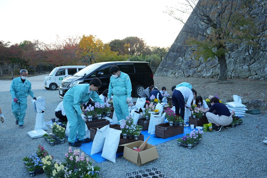 Part33「姫路城にて花の植え替えを行いました」の写真